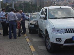 Kırmızı ışıkta duran arabaya çarptı...