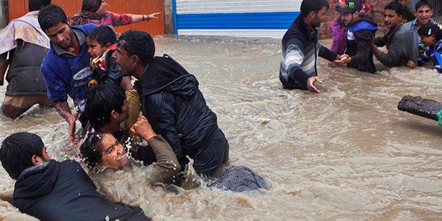 Hindistan'da otobüs uçuruma yuvarlandı: 50 ölü