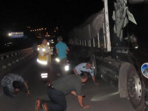 TIR’ın altında kaldı