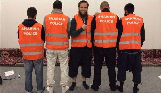 Almanya’da ‘şeriat polisi’ devriyede