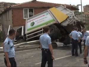 Çöp kamyonu dehşet saçtı!