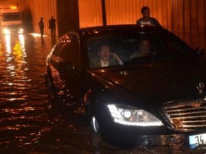 Başkan kendi yaptırdığı alt geçitte mahsur kaldı