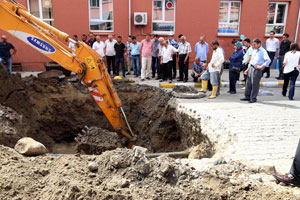 Rize'de caddenin ortasını kazdı ama...