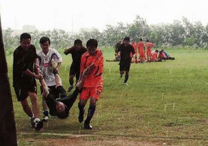 Futbol sahasına yıldırım düştü