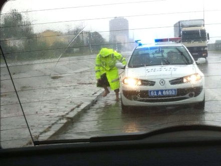 Kazadan korktu yolları eliyle açtı