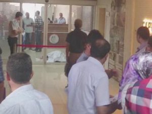 Ceset yerde yatarken, işlemler devam etti