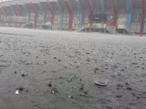 Futbol yağmura teslim