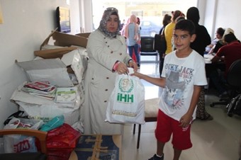 Yetim Çocukların Yüzünü Güldürdüler