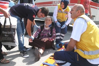 Otomobilin Çarptığı Yaşlı Kadın Yaralandı