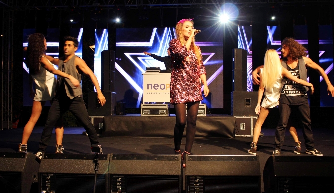 Demet Akalın rüzgarı esti