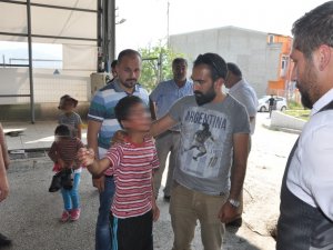 Küçük çocuğun önünde babasını dövdüler