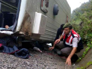 Öğrencileri taşıyan midibüs devrildi