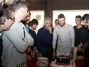 Mustafa'ya sürpriz!