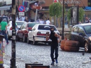 12 yaşındaki kızı satırla yaraladılar