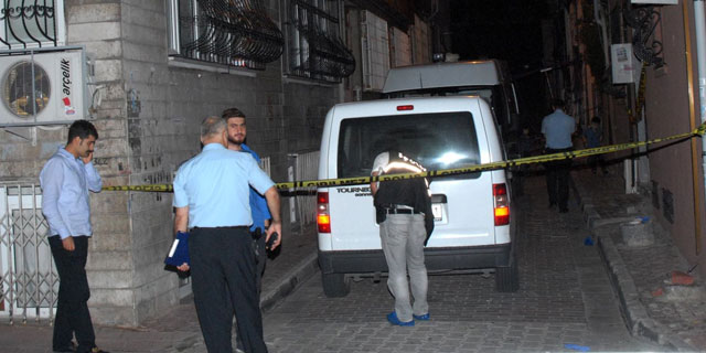 Polis memuru evinde ölü bulundu