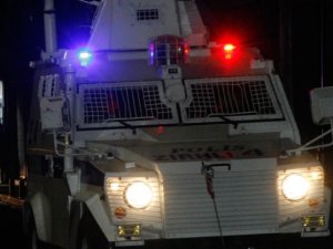 Polis aracına saldırı