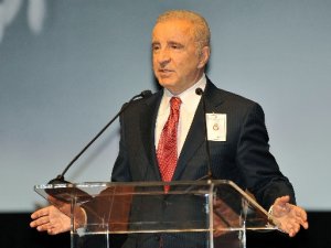 Aysal yeni başkanı işaret etti