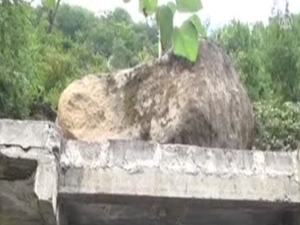 Dağdan kopan kaya evin üzerine düştü!