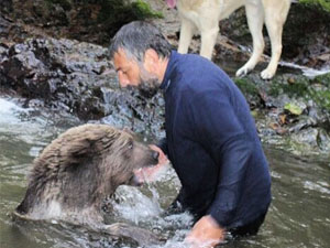 Rize'de bu adam görenleri şaşırtıyor!