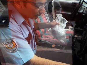 1 lira için parmaklarından oldu