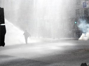 Polis ve gazeteciler taşlandı!