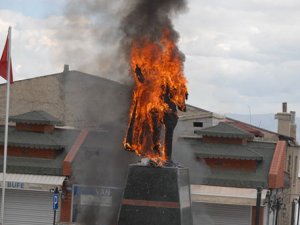 Başkale'de Atatürk büstü yakıldı