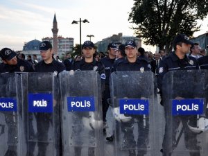 Polisten anlamlı yürüyüş