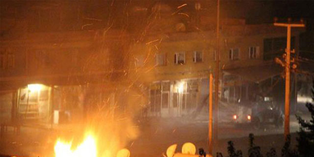 Göstericiler zırhlı aracı devirdi: 3 polis yaralı