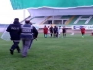 Futbolcu Takım Arkadaşına Tekme Tokat Saldırdı