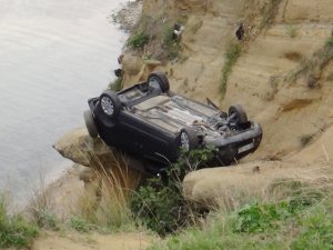 Otomobil uçurumda asılı kaldı