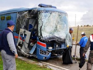 Cezaevi aracı devrildi! 3'ü asker 4 yaralı