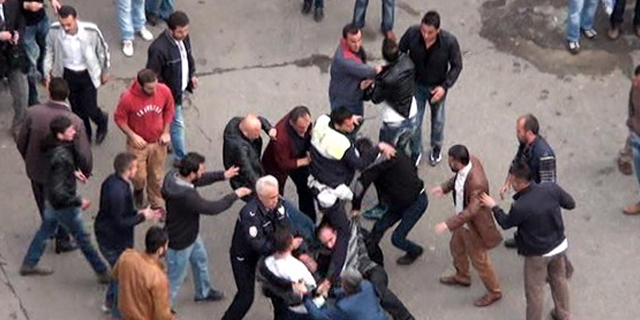 Kızlara laf atıp polis yumruklayan adama meydan dayağı