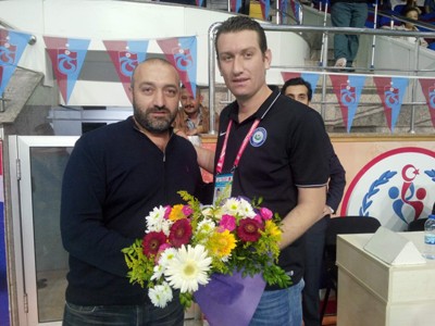 Yumruk attığı antrenörden özür diledi