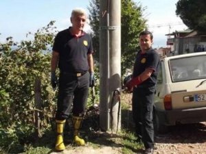 Eve giren yılanı, itfaiye ekipleri yakaladı