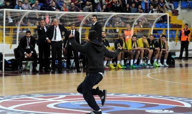 Beşiktaş taraftarı Trabzonspor için sahaya girdi