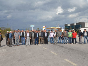 Çileden çıkan köylüler yol kapattı