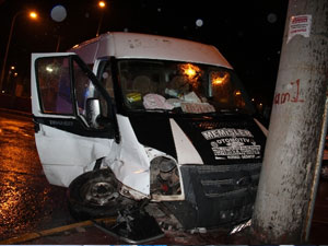 Servis minibüsü hurdaya döndü!