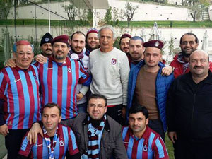 Saçları bordo maviye boyatıp kampa girdiler