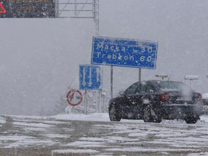 Zigana'da kar sürücüleri zorluyor