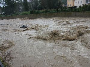 Rize'de yağmur tahliye ettirdi