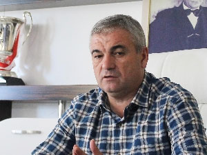 Rıza Çalımbay yan hakemlerden dert yandı