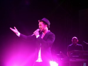 Ünlü şarkıcıya tazminat şoku