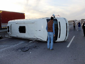İşçi minibüsü devrildi