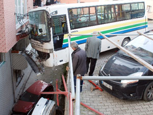 Halk otobüsünün freni patlayınca...