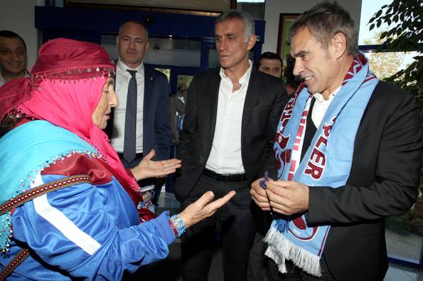 Yanal Basın toplantısı düzenliyor