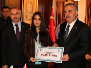 RTE Üniversitesinden öğrencilere burs