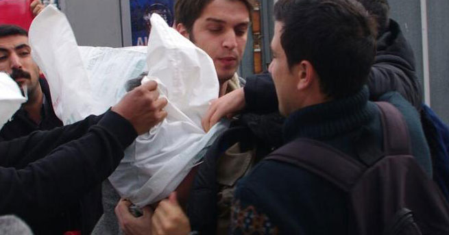 ABD askerlerinin başına çuval geçirdiler