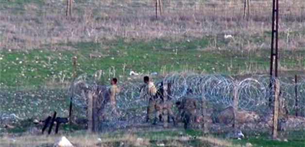 Çocuklarla askerler birbirlerine taş attı