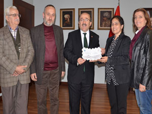 Yazarlardan Gümrükçüoğlu'na ziyaret