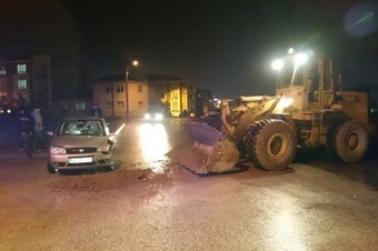 Kepçe ile otomobil çarpıştı